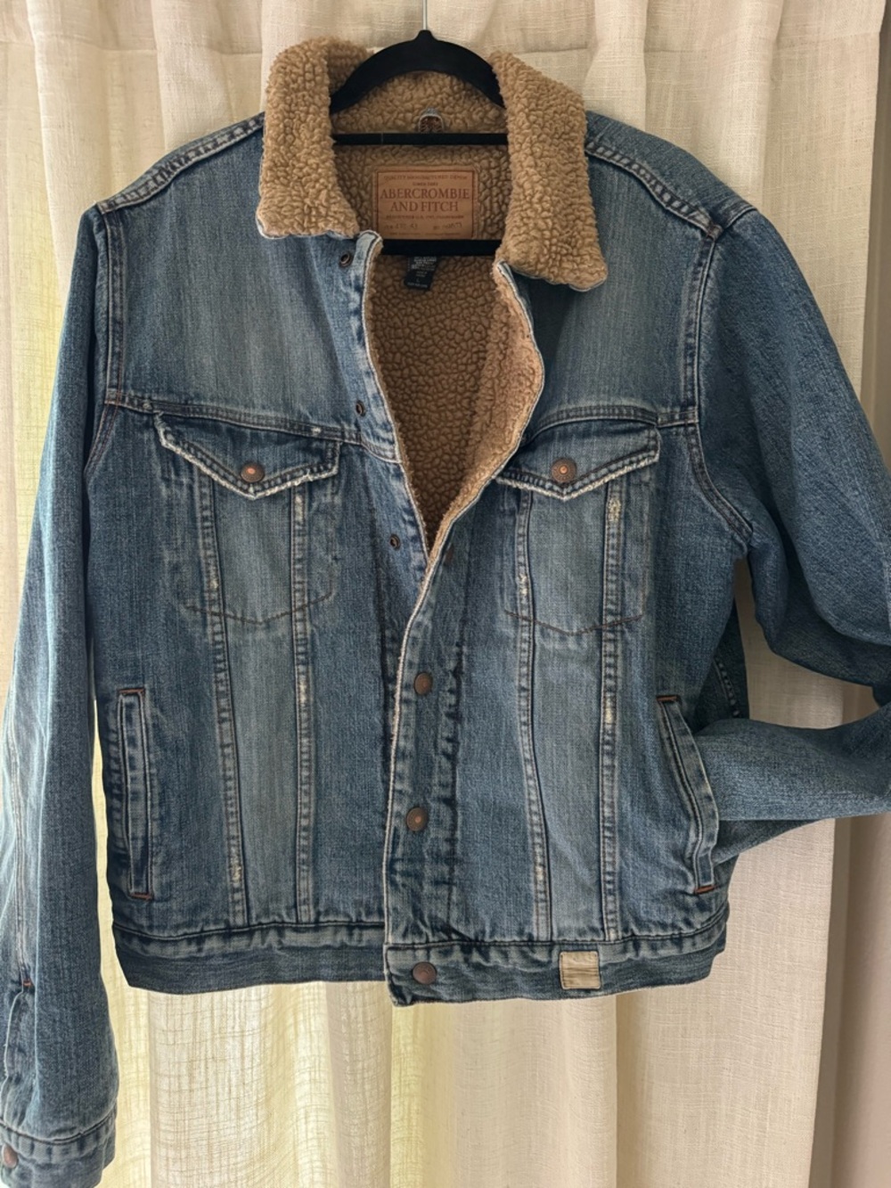 Abercrombie & Fitch Light Blue Denim Sherpa-Lined Jacket with Cream Collar